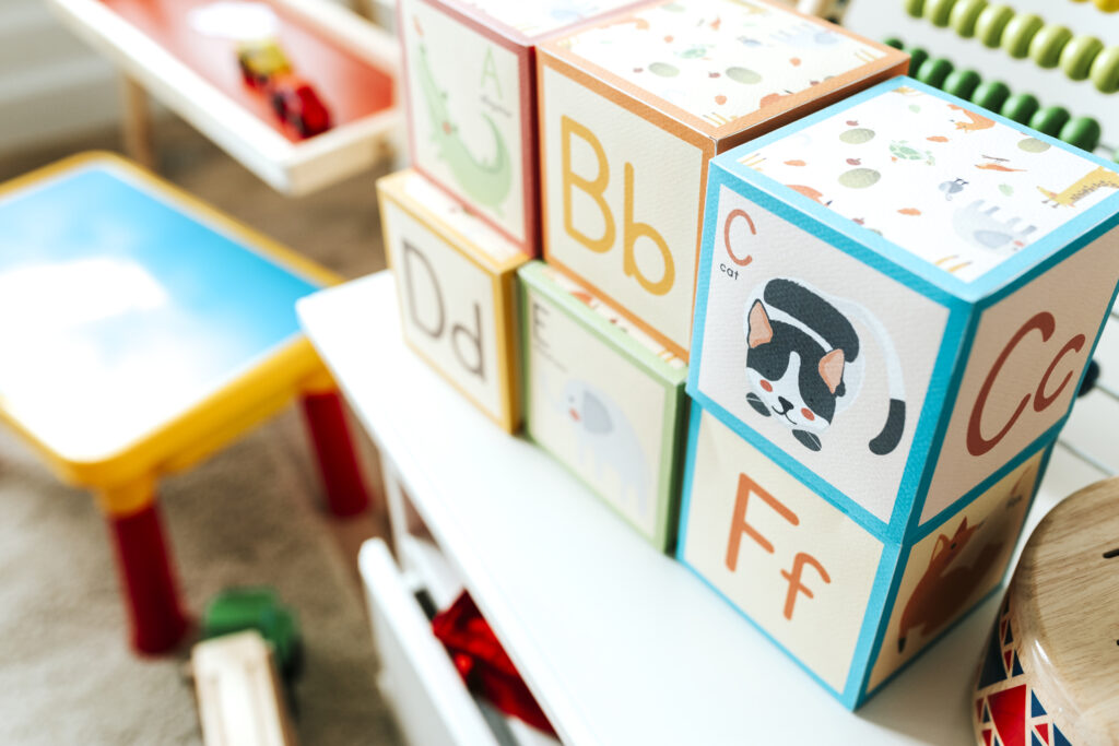 set-kid-toys-white-shelf